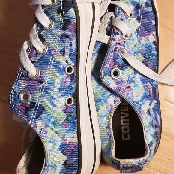 🌼🌺🌸basically new. Chucks❤️❤️ both EACH■■■■■ for sale SEPARATE 🛍🛍 - Picture 4 of 12